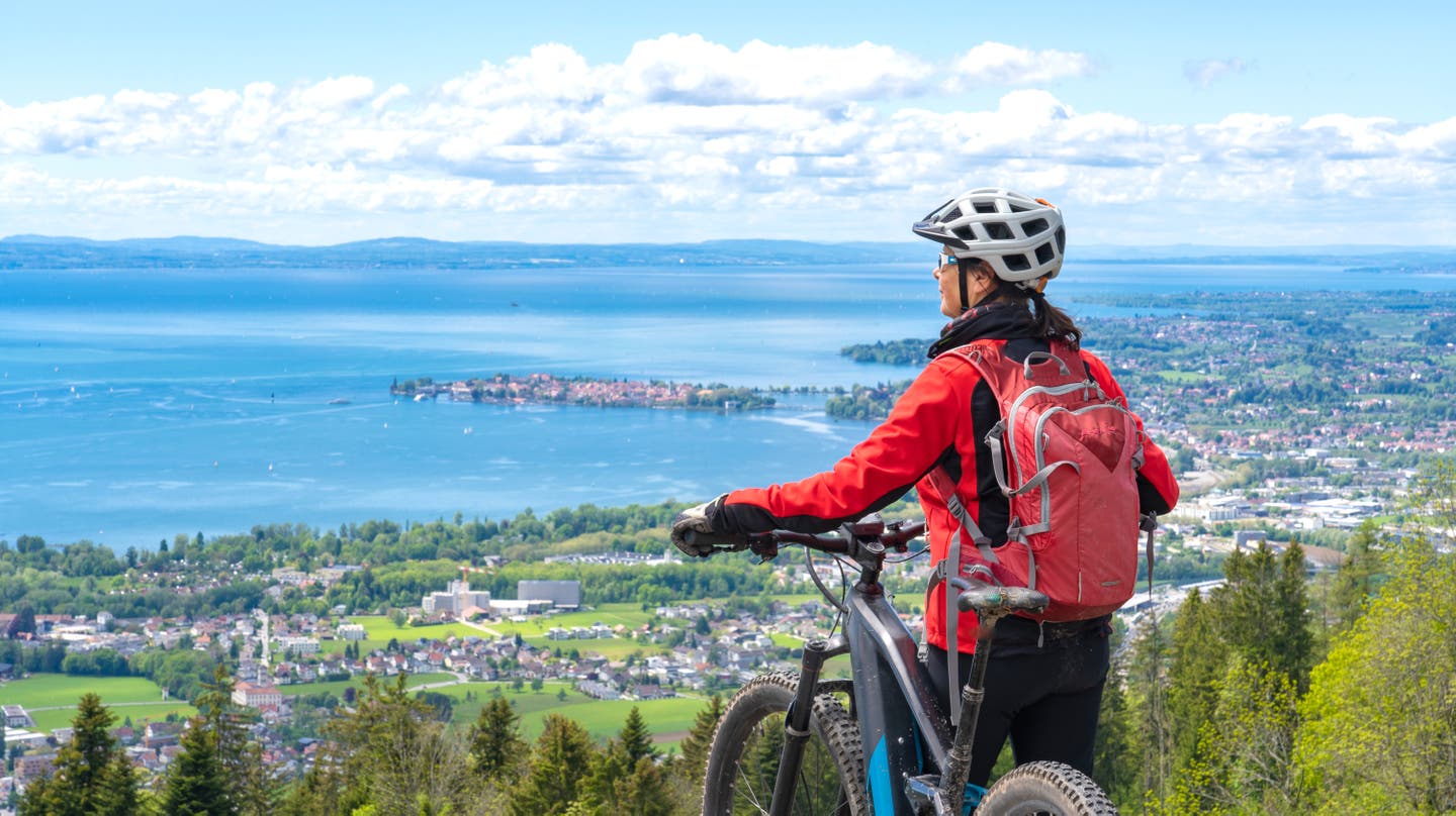 Fahrrad lehnt am Geländer am Ufer des Bodensees