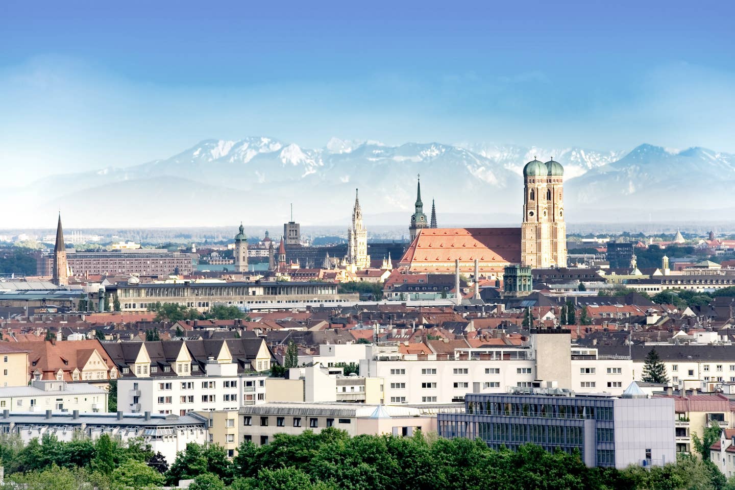 München-Panorama vor Alpenkulisse