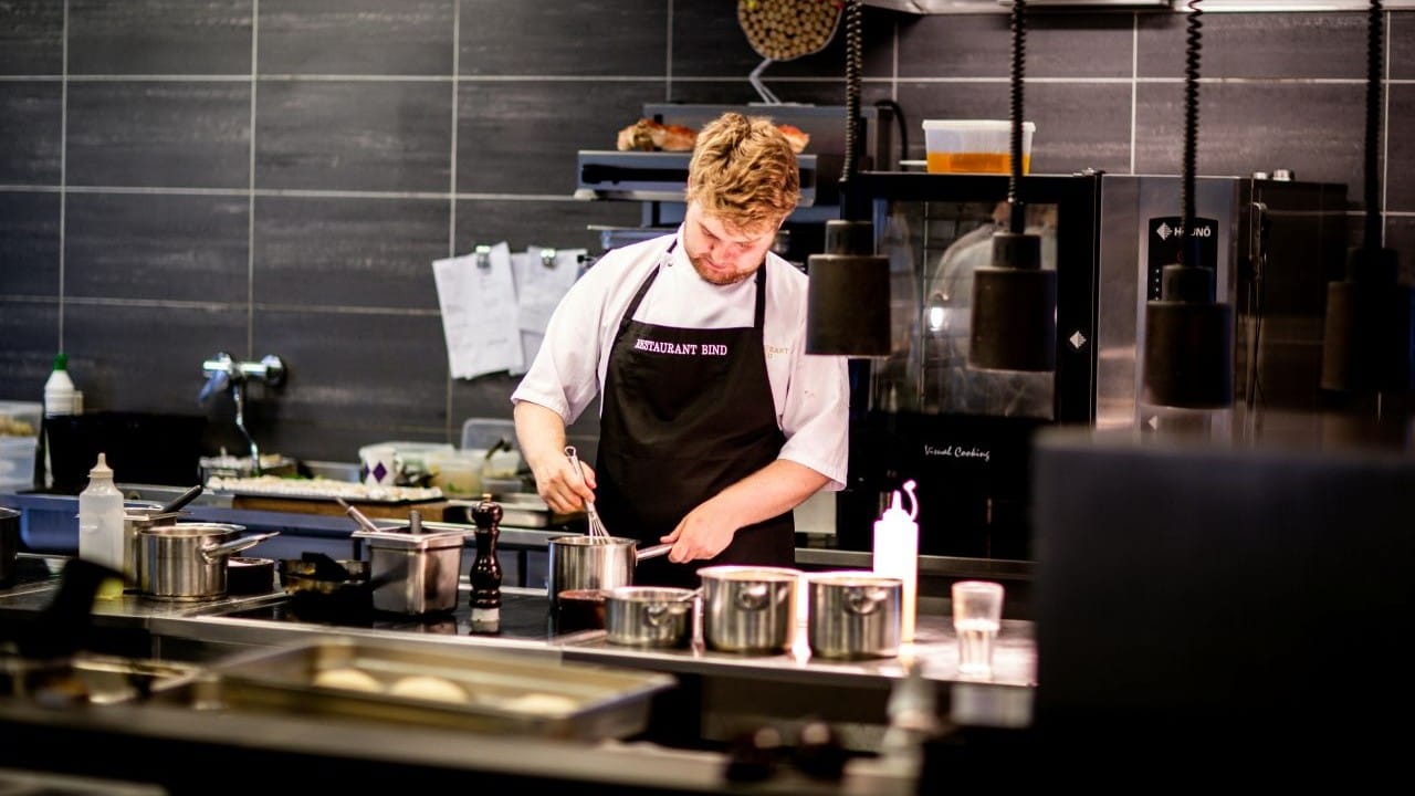 Restoranlar fevral ayında itirilən iş yerlərinin bir hissəsini bərpa etdi