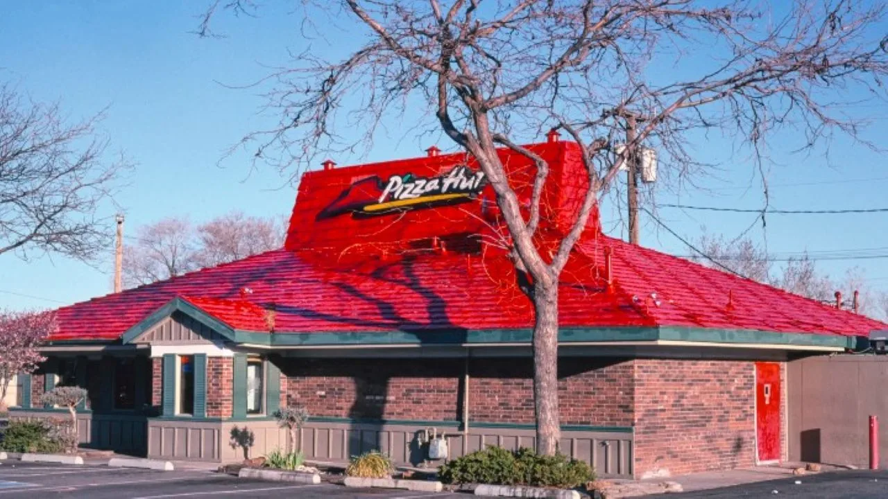 FoodWireDaily — Some Pizza Hut locations are embracing the brand’s Red Roof nostalgia