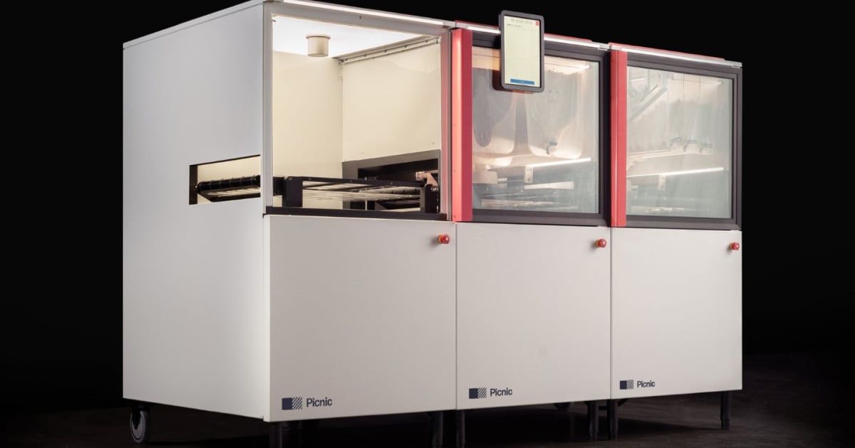 Photograph accompanying Picnic's shutdown left a Seattle pizzeria holding $160,000 of idle pizza robots