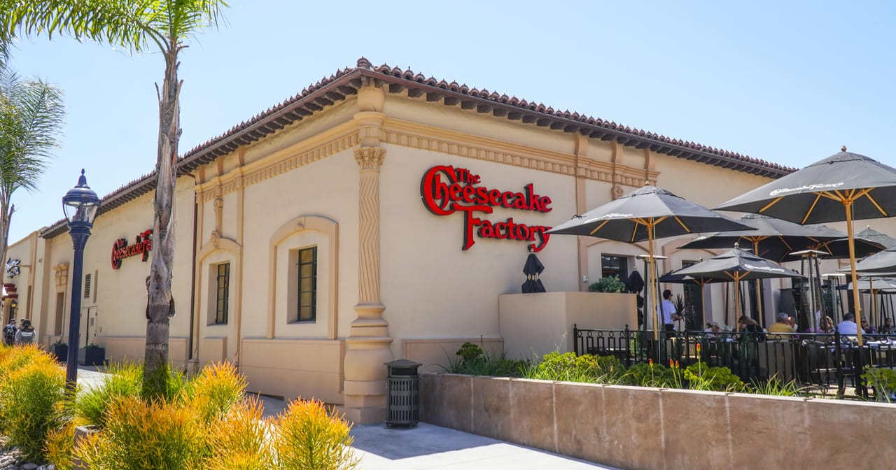 FoodWireDaily — The Cheesecake Factory surprises with strong first quarter