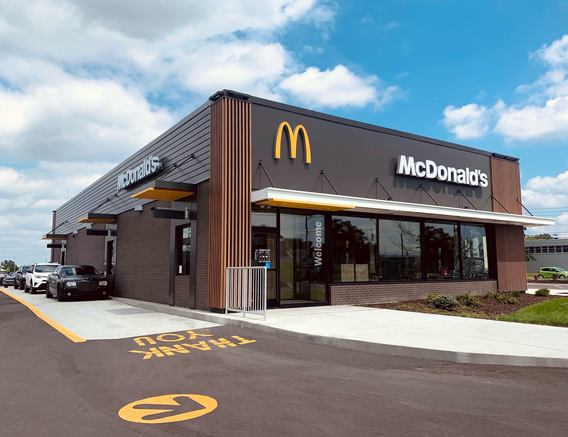 Exterior de um restaurante moderno do McDonald's, simbolizando a marca enfrentando ventos contrários econômicos. (contentstack.com)