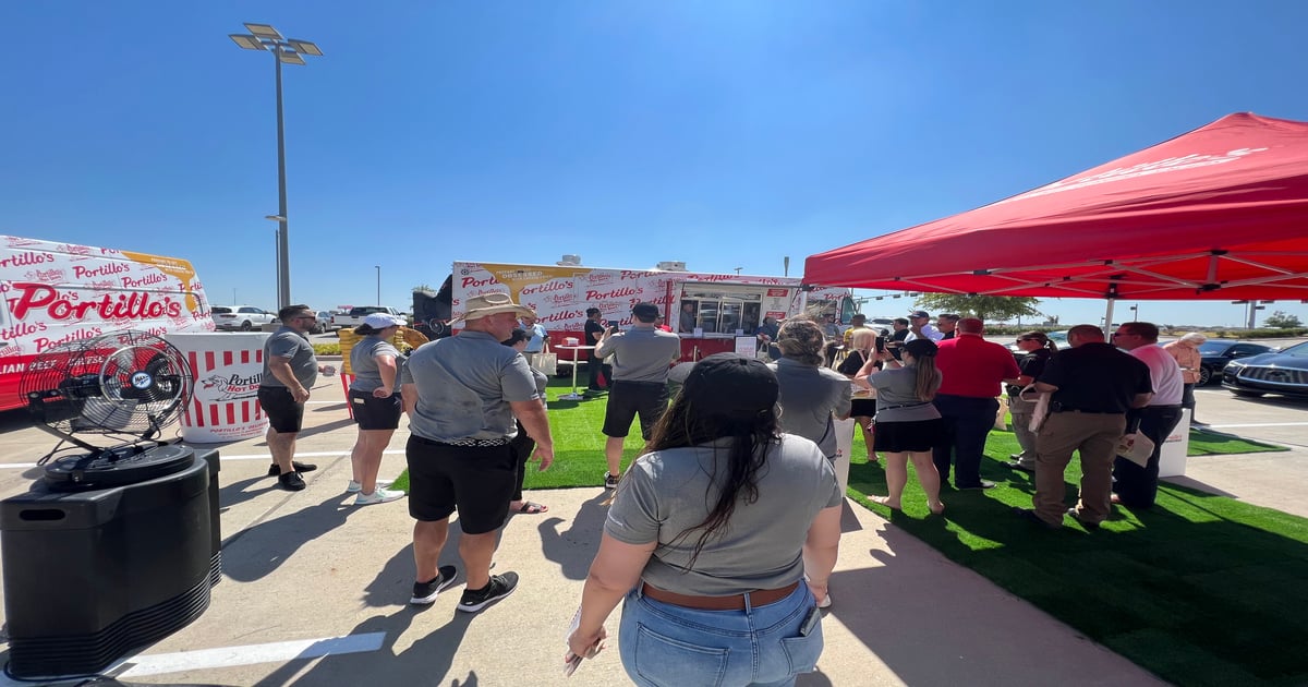 Portillo’s Beef Bus whets appetites ahead of Texas opening