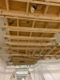 Extensive suspended formwork above active storage units