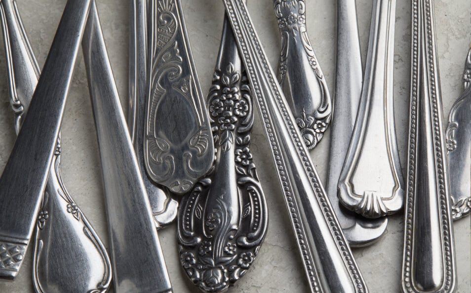 Talheres na lava-louça: limpeza eficaz + descrever o que está presente na imagem