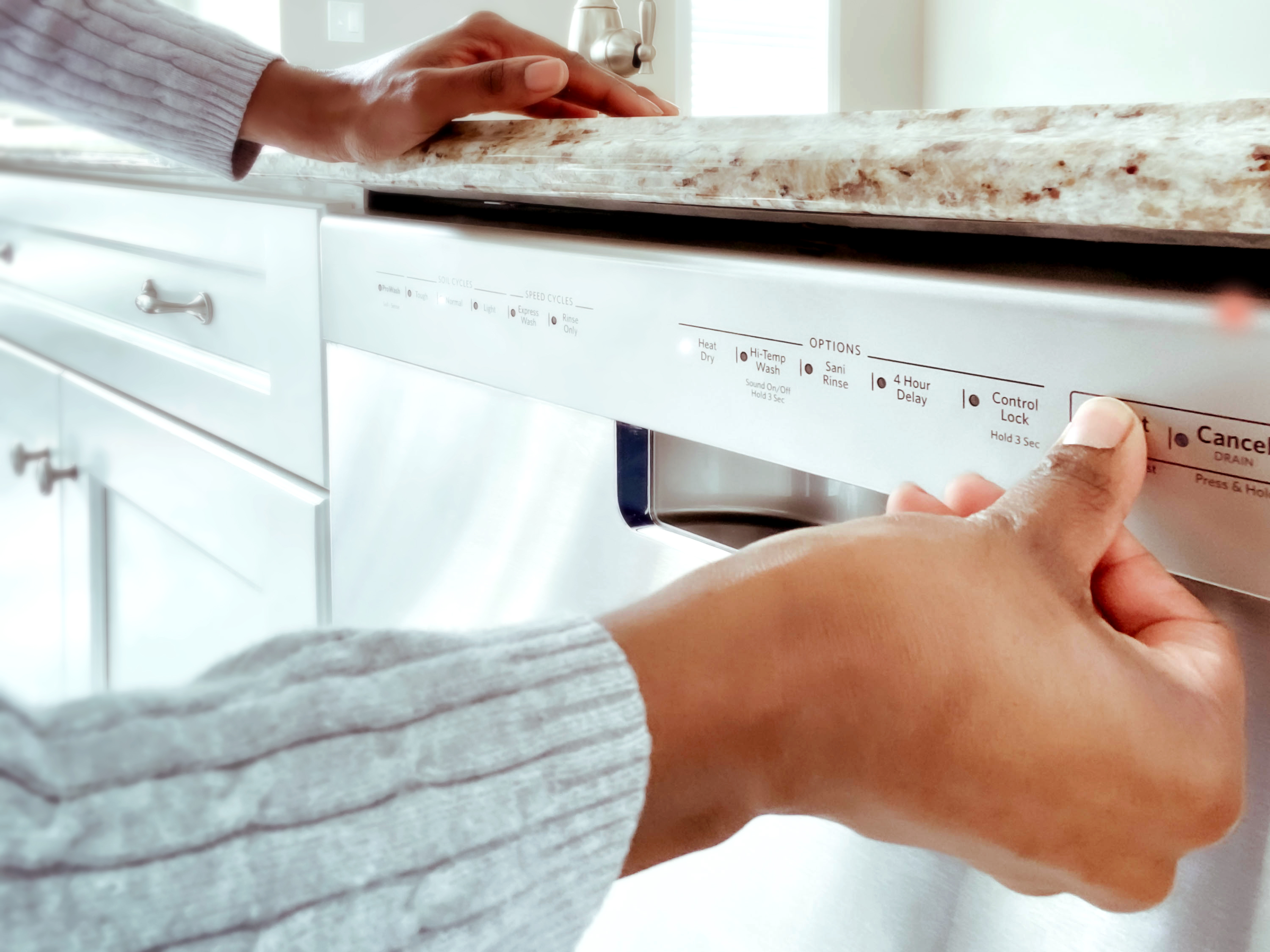 Cara Menggunakan Dishwasher atau Mesin Cuci Piring