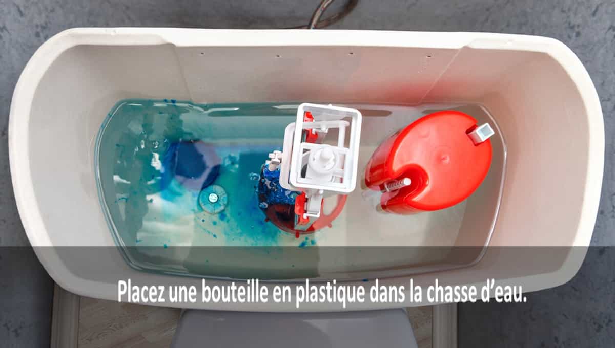 Placez une bouteille en plastique dans la chasse d'eau.