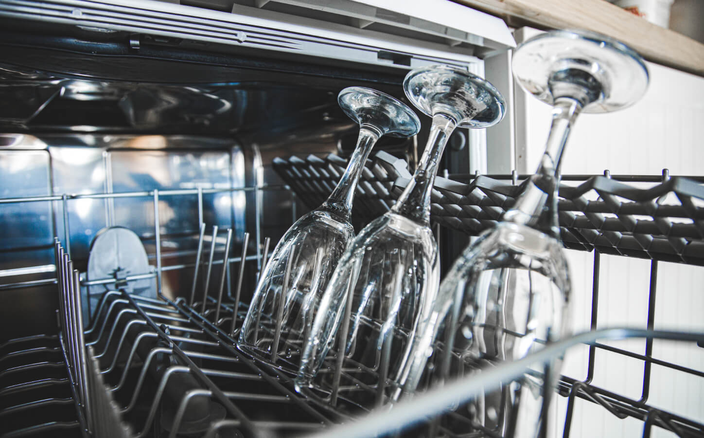 Taças e copos na lava-louça: 5 dicas essenciais + descrever o que está presente na imagem