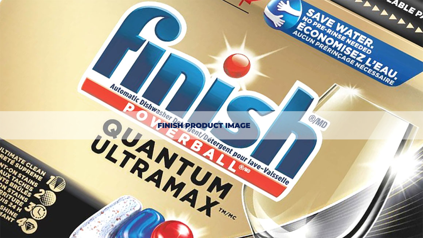 Gros plan sur une pastille Finish® Quantum Ultramax pour lave-vaisselle, la pastille est placée dans le compartiment à détergent pour un nettoyage puissant et efficace.