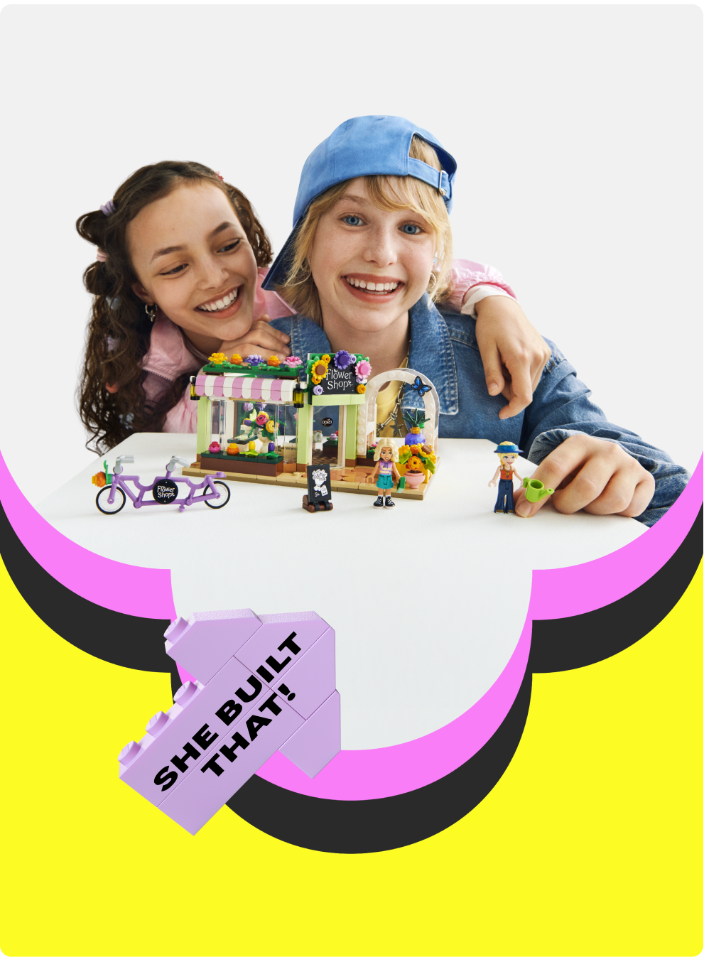 Meisje-speelt-met-een-kleurrijke-speelset-op-tafel.png