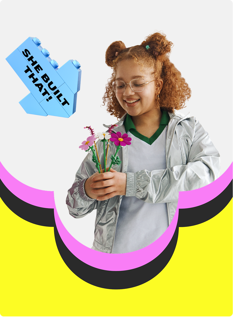Lachend-meisje-met-bril-houdt-kleurrijke-bloemen-vast-tegen-abstracte-achtergrond.png