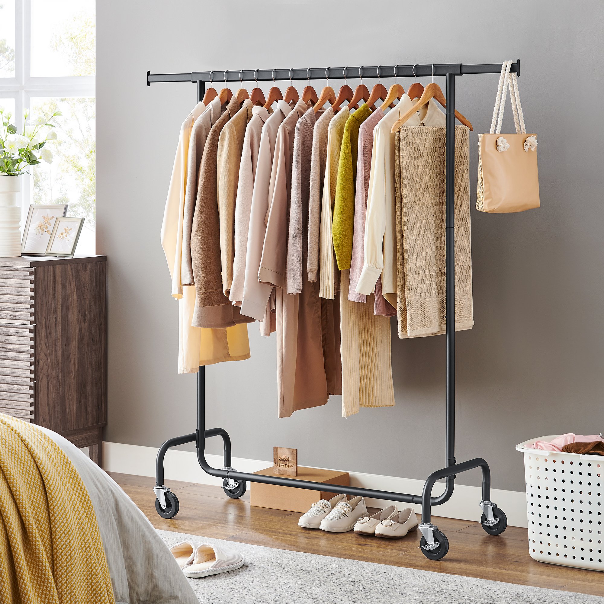 Kledingrek met kleding