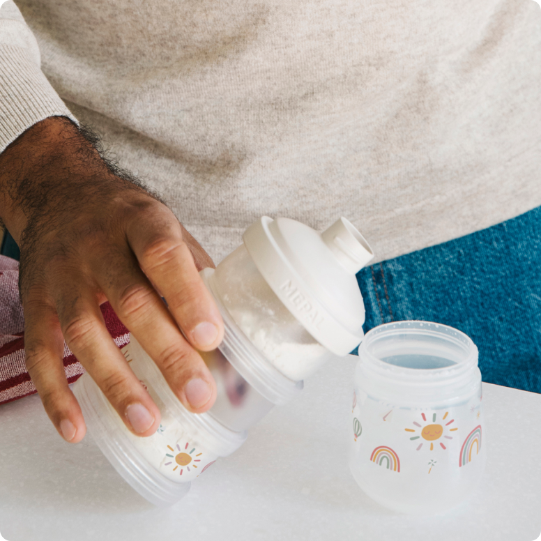 Hand-giet-poeder-uit-een-drinkbeker-in-een-ander-vat.png
