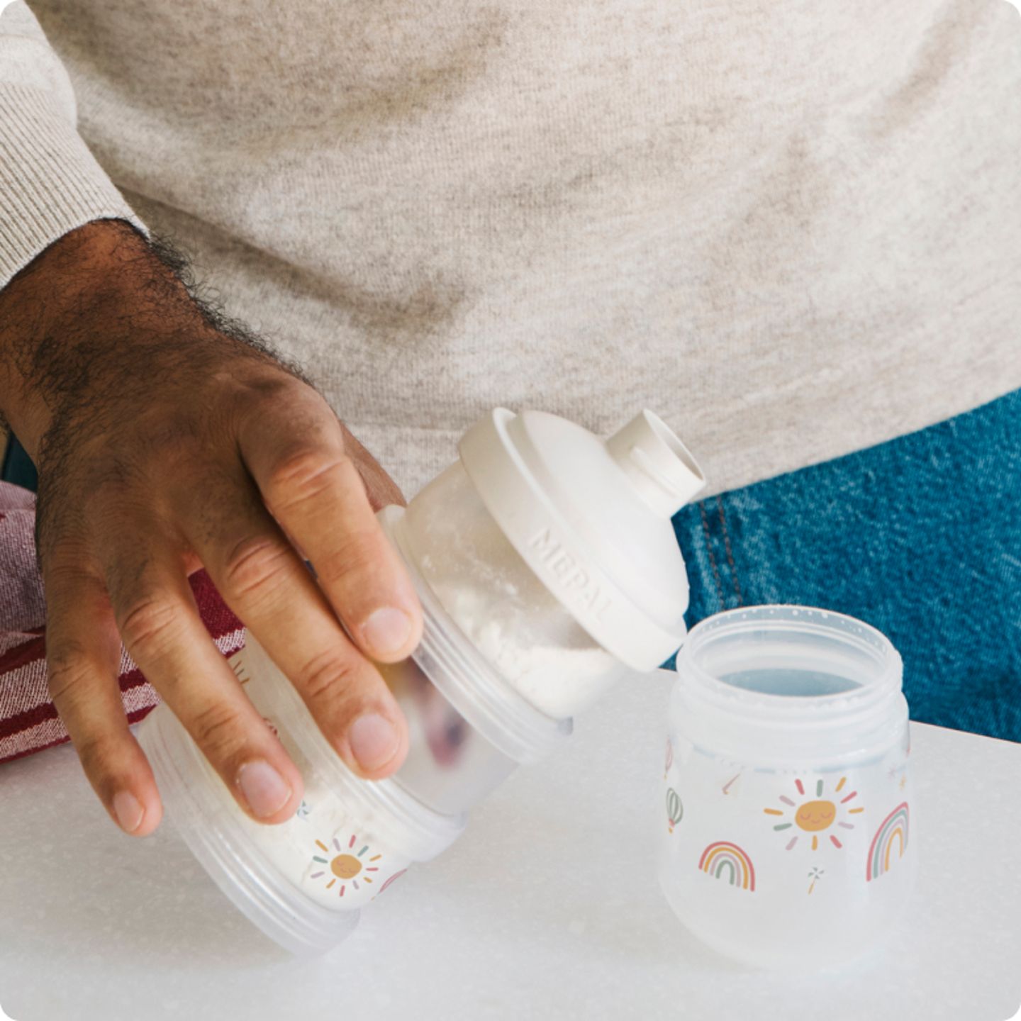 Hand-giet-poeder-uit-een-drinkbeker-in-een-ander-vat.png