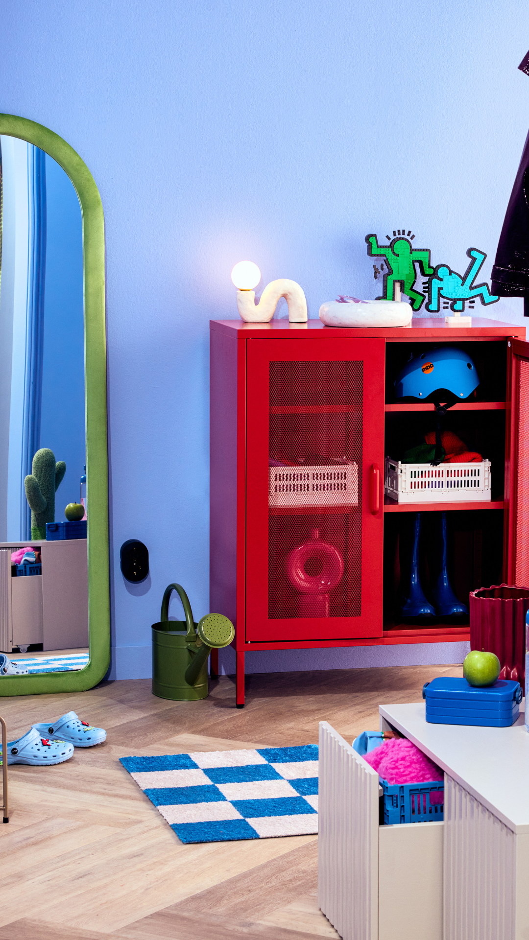 Hal met groene spiegel en rode kast