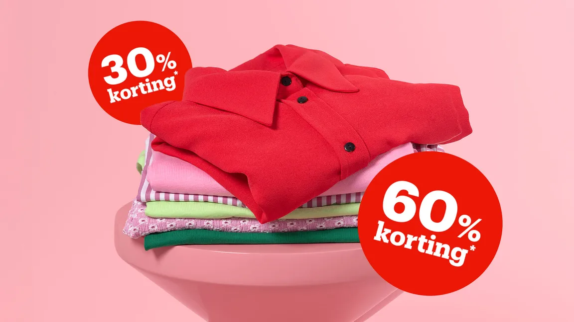 Mid-season sale mode: verschillende shirts en blouses op elkaar gestapeld