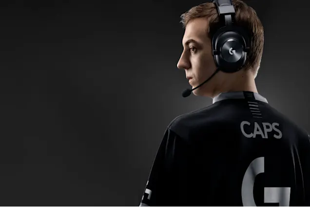 Een esporter die een Logitech G Pro gaming headset draagt voor het beste geluid