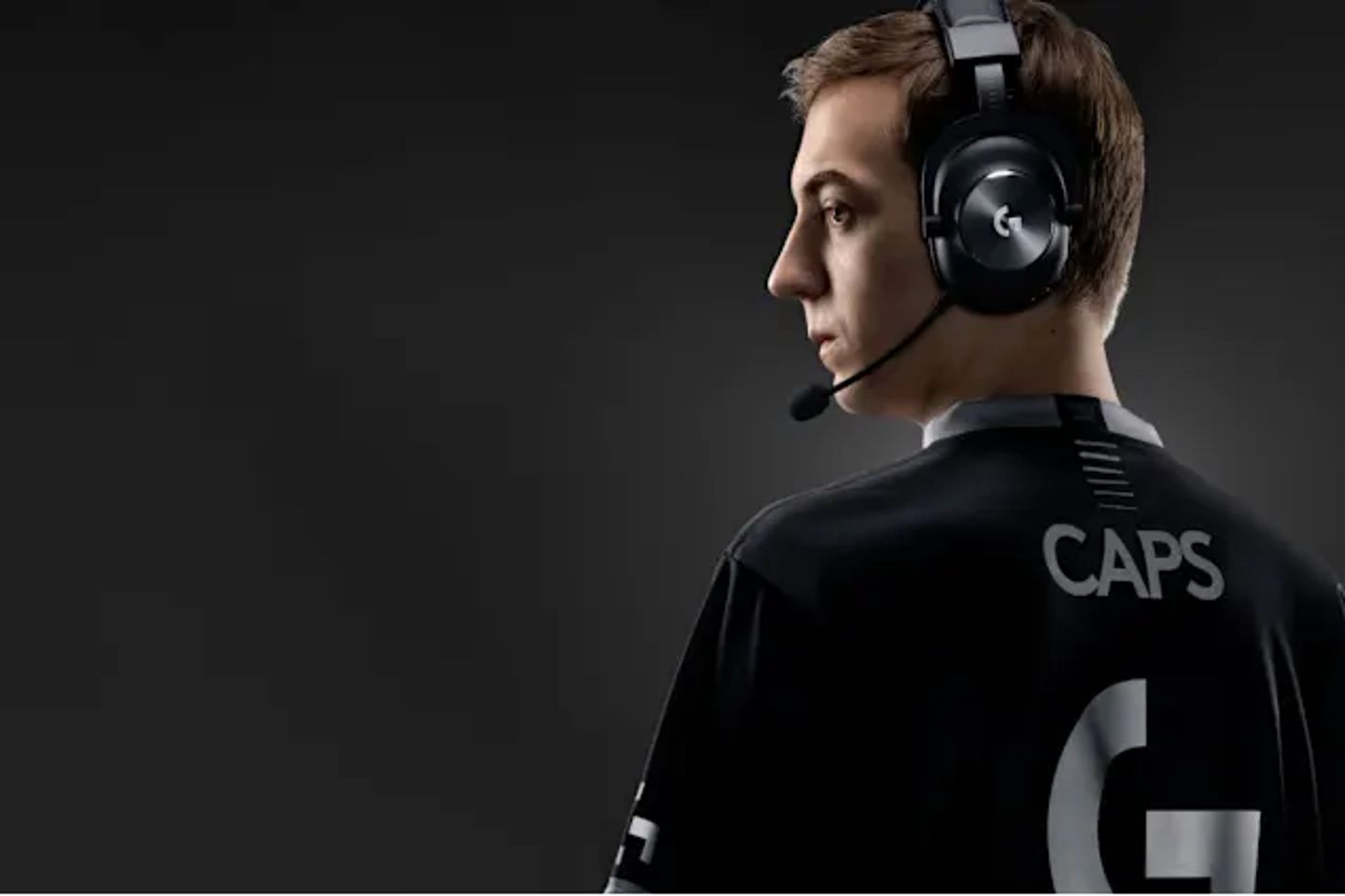 Een esporter die een Logitech G Pro gaming headset draagt voor het beste geluid