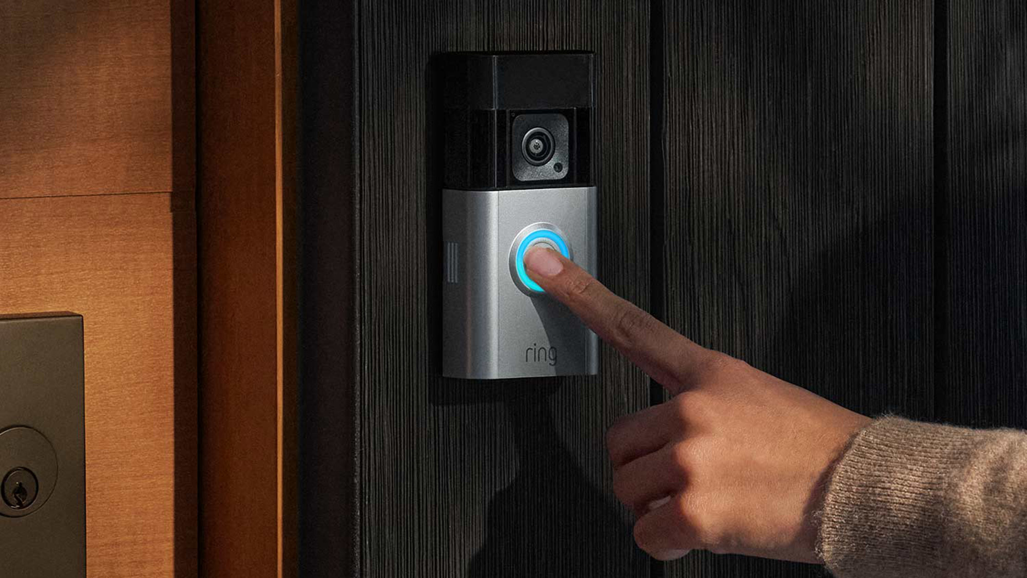 20230609-lifestyle-batterydoorbellpro-sn-frontdoor-hand1-rgb.jpg