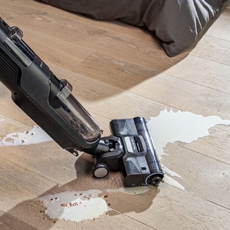 stofzuiger die melk opzuigt van de vloer.png