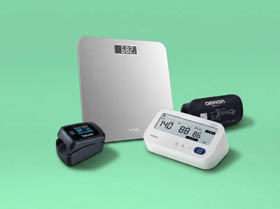 Een weegschaal, bloeddrukmeter en saturatiemeter