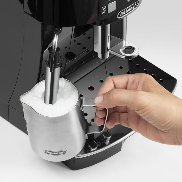 Volautomatische Espressomachine met stoompijp