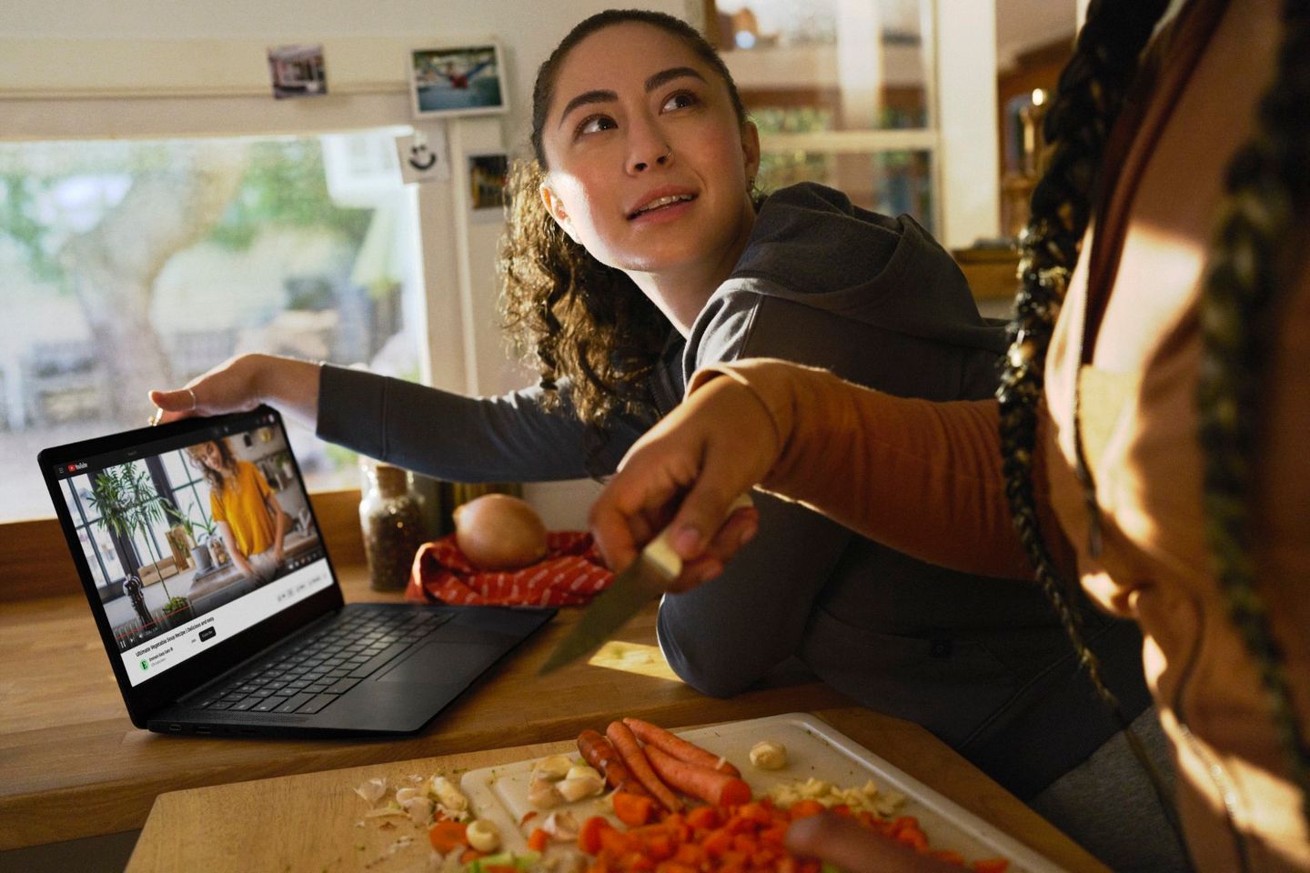 Lifestyle afbeelding van Chromebook Plus bij het koken
