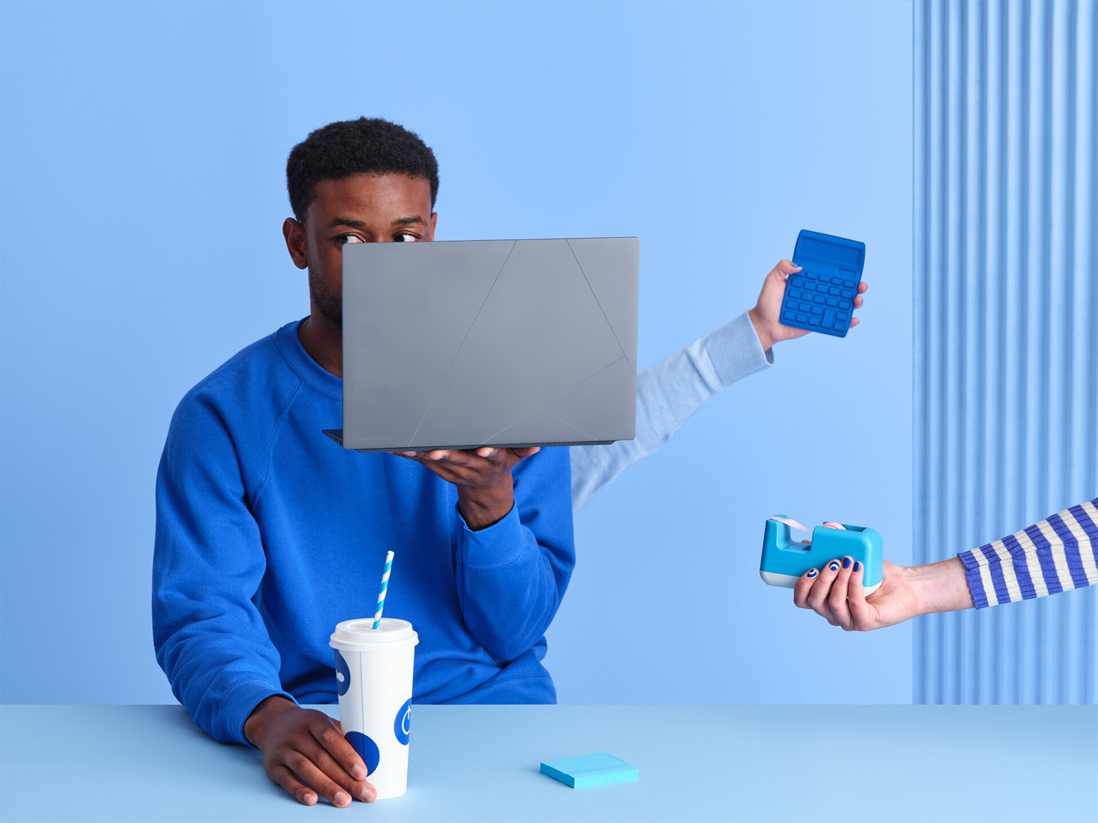 Persoon met laptop en meerdere andere attributen, multitasking