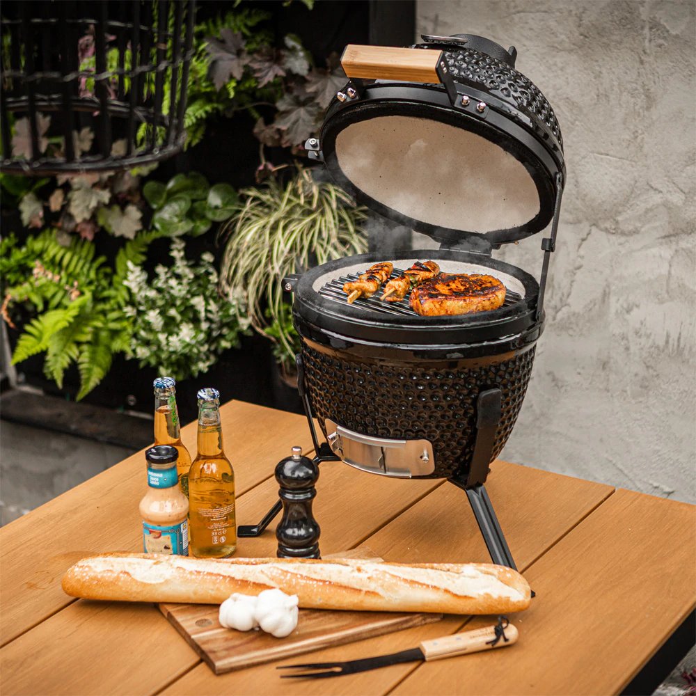 Kleine barbecue op tafel