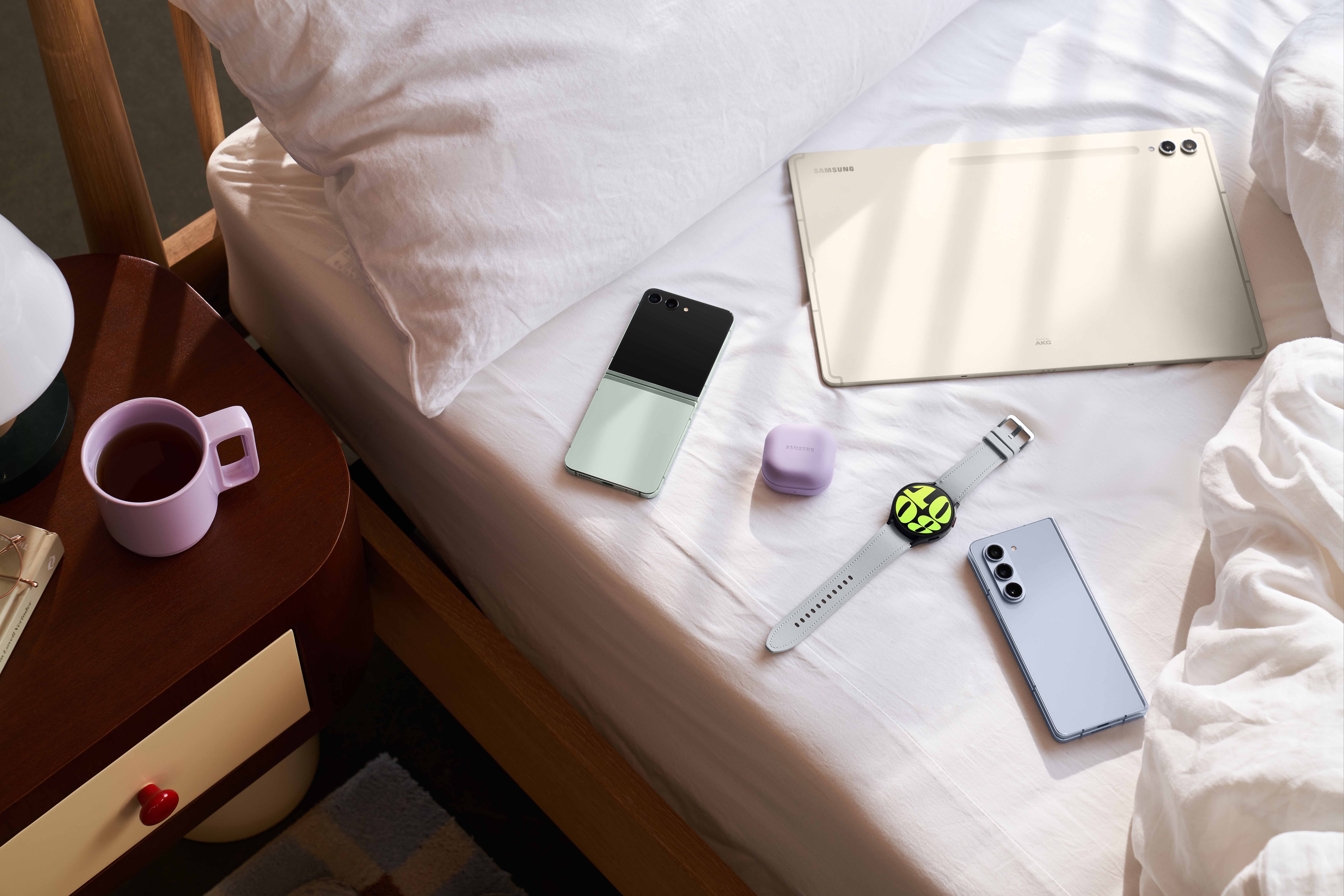 017-eco-galaxy-zflip5-mint-zfold5-icyblue-watch6-44mm-graphite-tabs9ultra-beige-buds2pro-borapurple.jpg