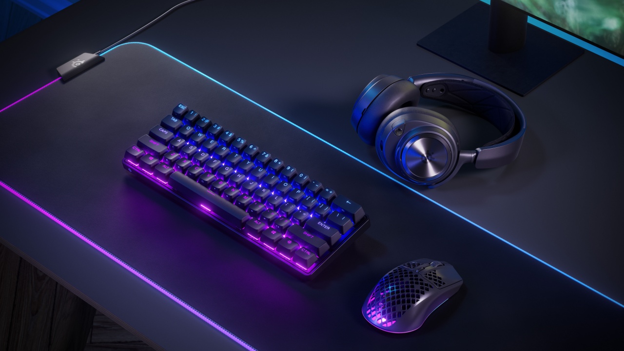 apex_pro_mini_wl_lifestyle_desktop_full_fullsize-rezied.jpg