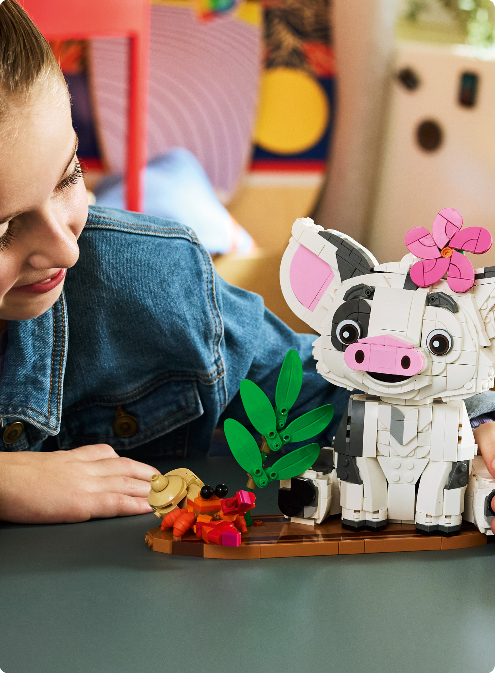 Meisje-speelt-met-LEGO-achtige-varkensfiguur-en-planten.png