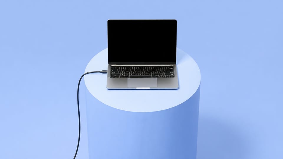 laptop aan lader blauw.png