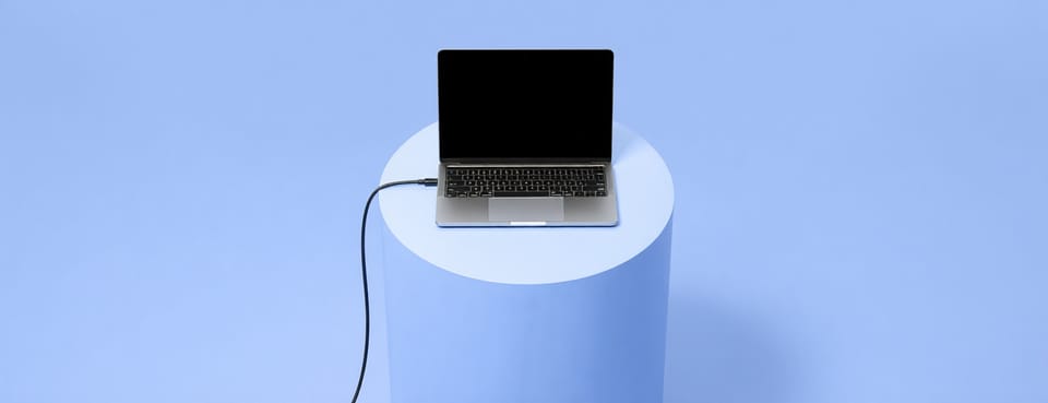 laptop aan lader blauw.png