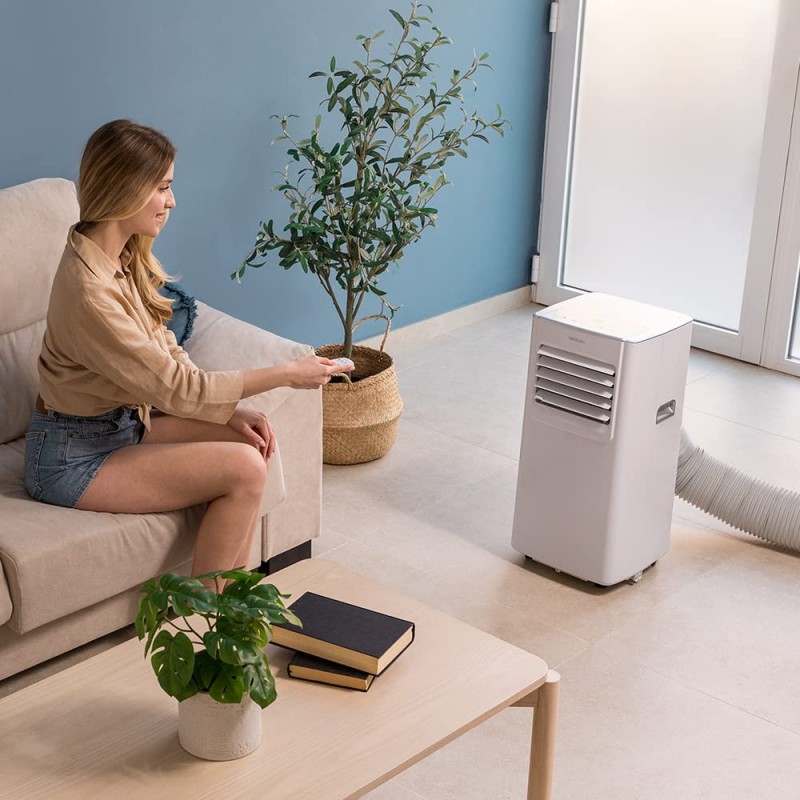 Vrouw gebruikt mobiele airco