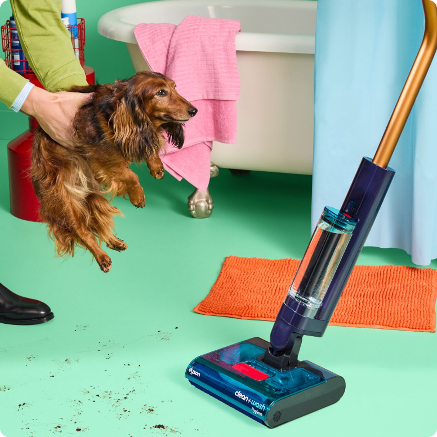 Persoon-houdt-een-natte-hond-boven-een-dweilende-steelstofzuiger-naast-badkuip.png