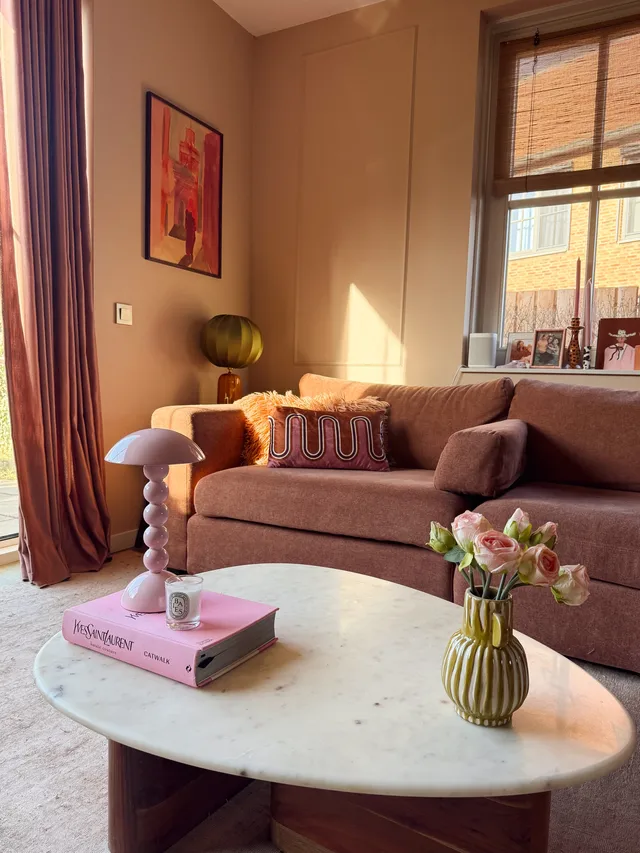 Woonkamer, met roze details Woonkamer, met roze details