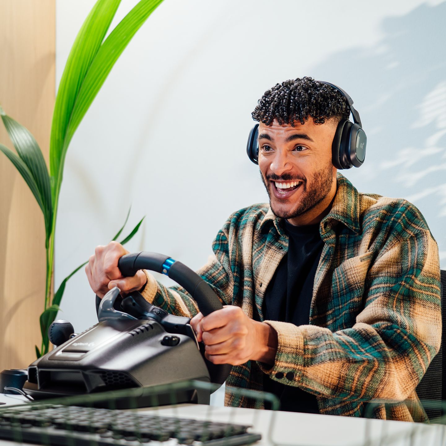Over Logitech G 1200 px.png