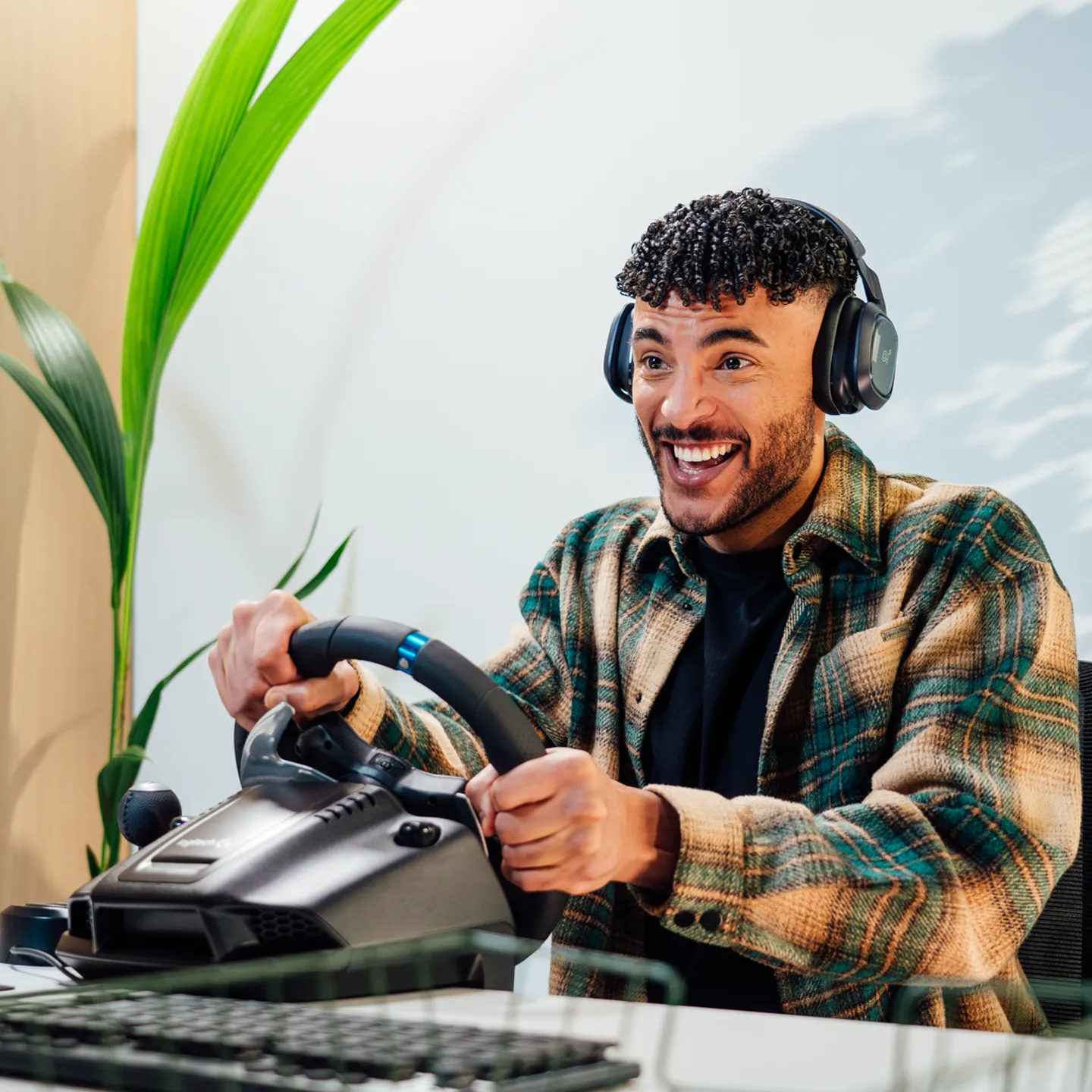 Over Logitech G 1200 px.png