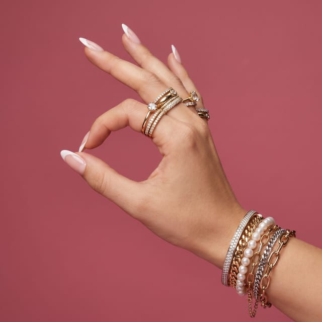 Hand in cirkel met sieraden donker roze.png Hand in cirkel met sieraden donker roze.png