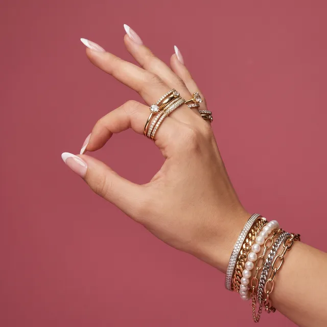 Hand in cirkel met sieraden donker roze.png Hand in cirkel met sieraden donker roze.png