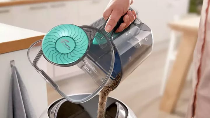 Stofzuiger zonder zak wordt geleegd Stofzuiger zonder zak wordt geleegd