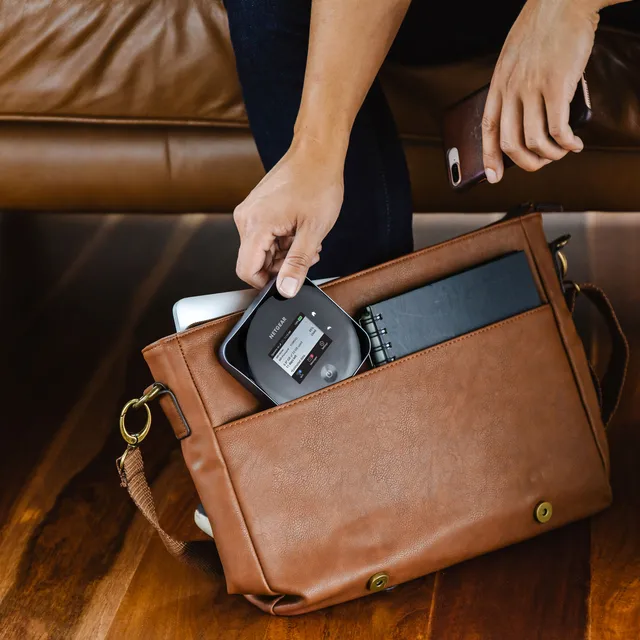 Nighthawk_M2_Mobile_Router_MR2100_100EUS_lifestyle_1.jpg Nighthawk_M2_Mobile_Router_MR2100_100EUS_lifestyle_1.jpg