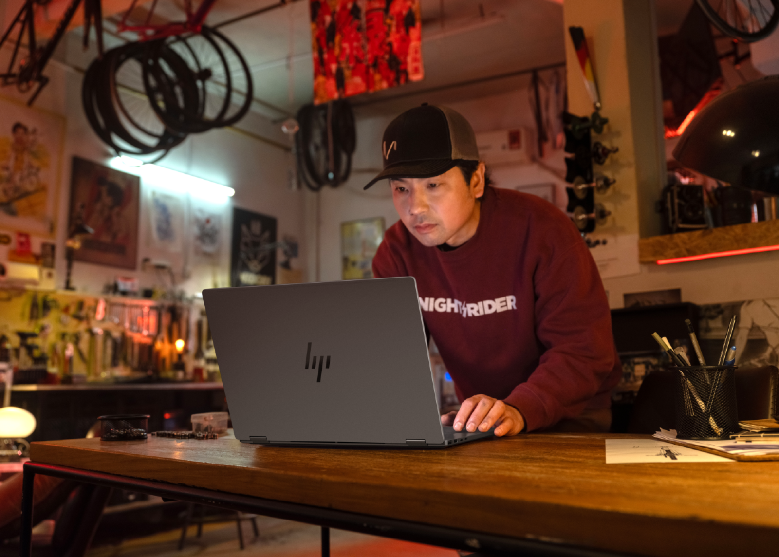 25C1_HP OmniBook X Flip 16 inch 2-in-1 Laptop Next Gen AI PC_Meteor Silver_Lifestyle_6414_3101596.png