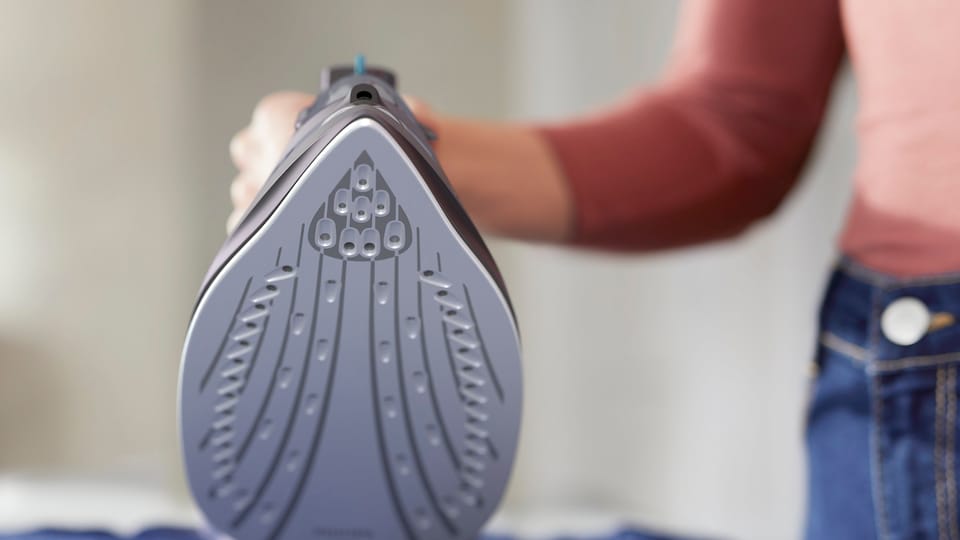 Vrouw die strijkijzer vast heeft Vrouw die strijkijzer vast heeft