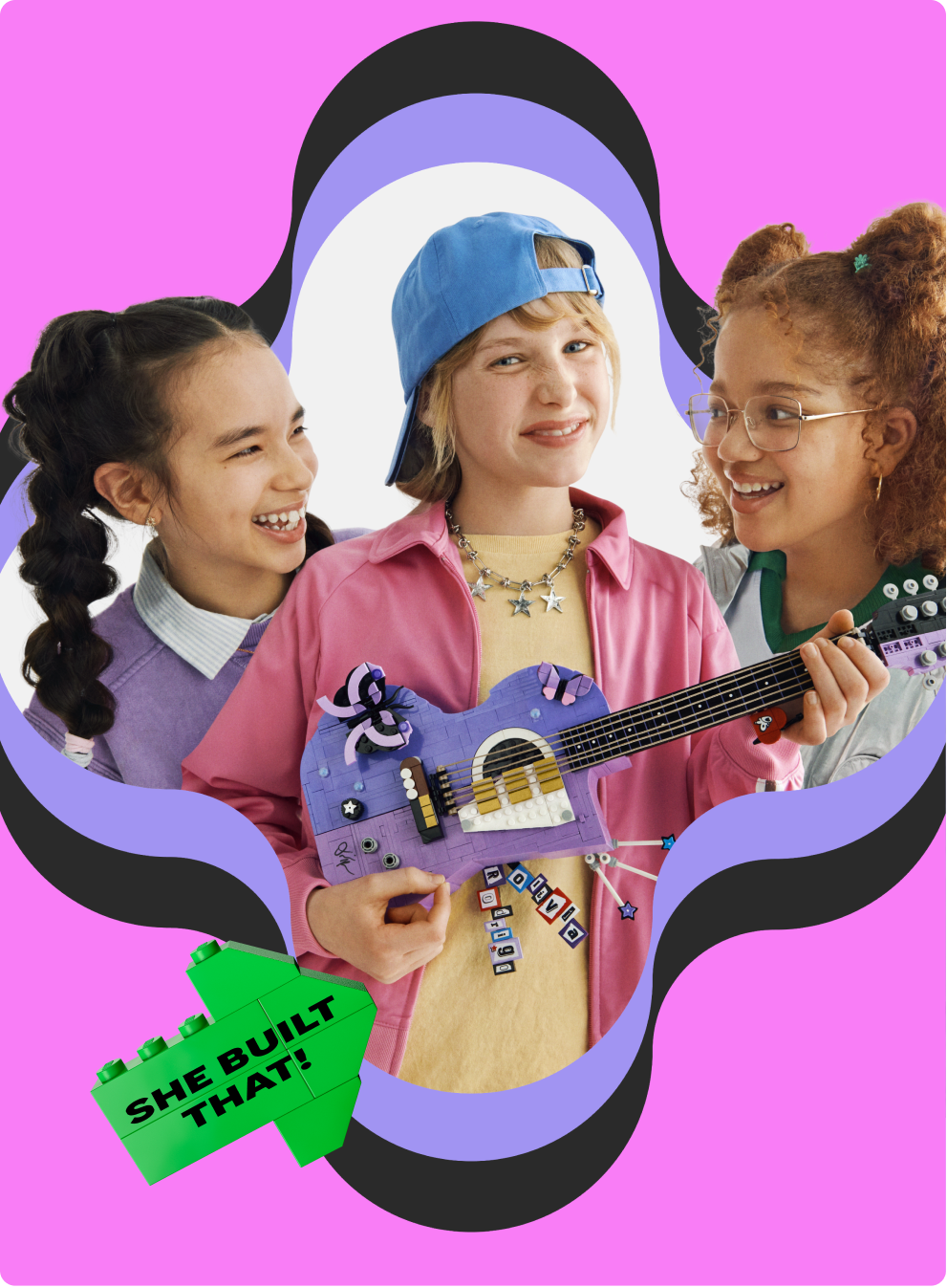 Drie-kinderen-poseren-met-een-kleurrijke-gitaar-tegen-een-roze-achtergrond.png