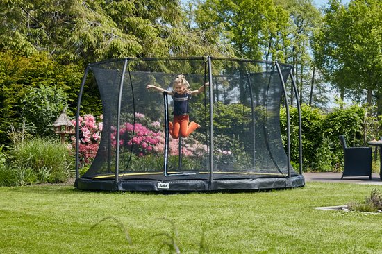 Meisje op trampoline.jpg