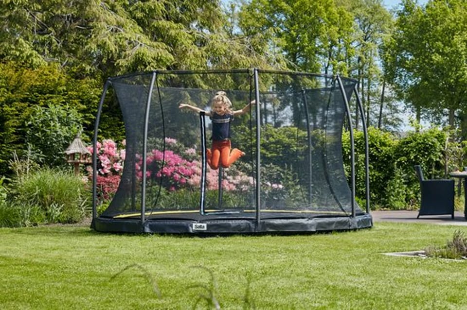 Meisje op trampoline.jpg
