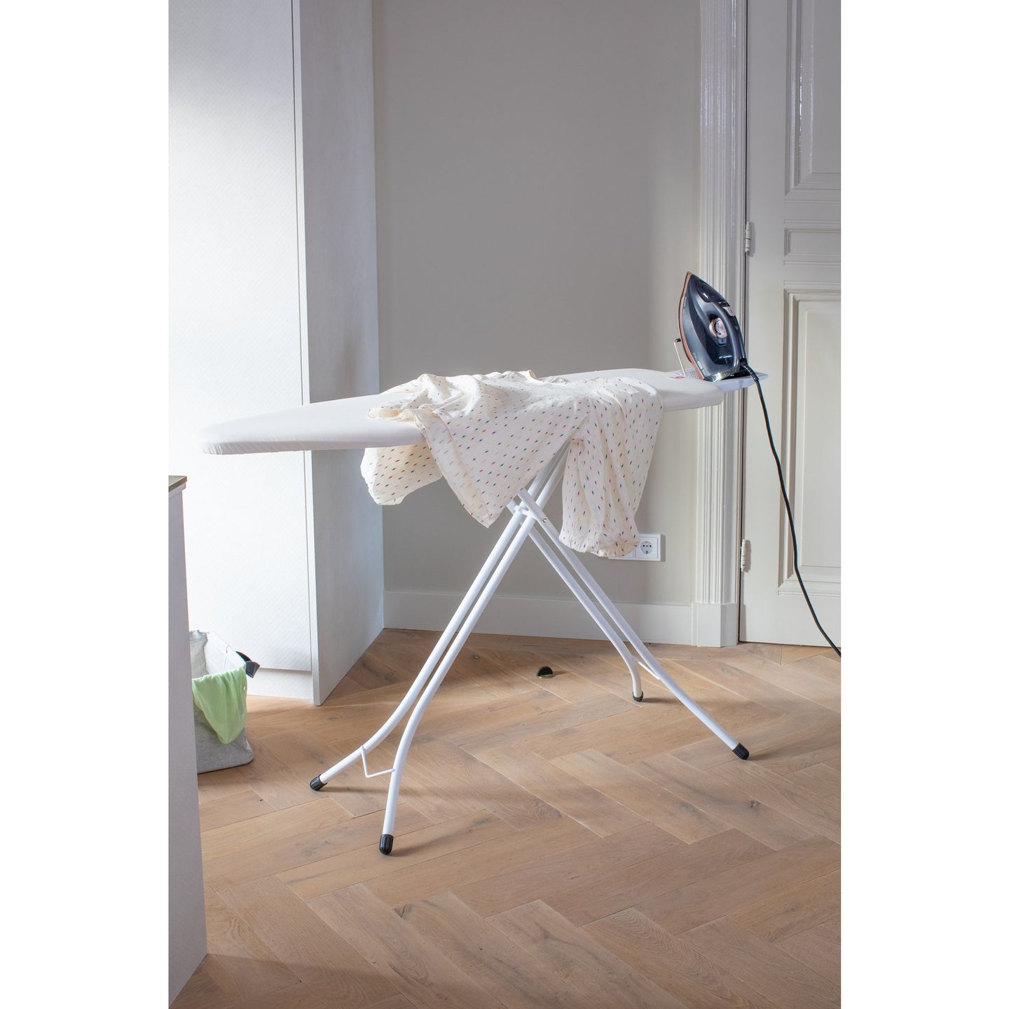Beige strijkplank in kamer